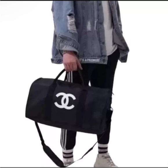 CHANEL Duffle - Picture 2 of 9